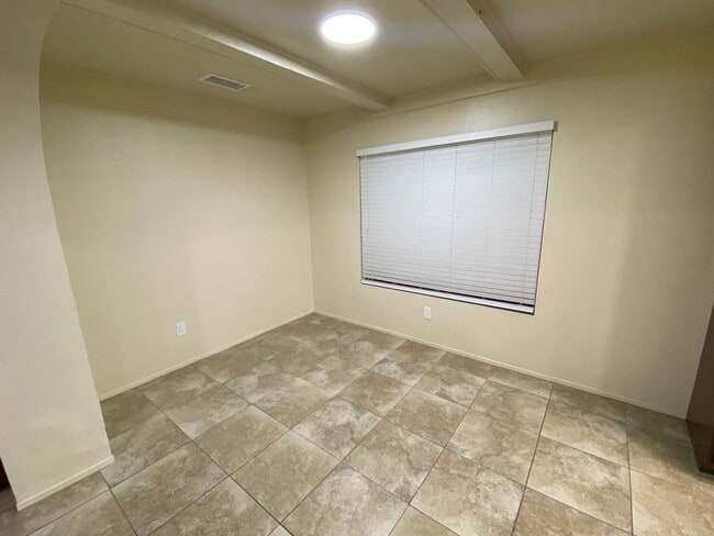 Building Photo - Decker Townhome