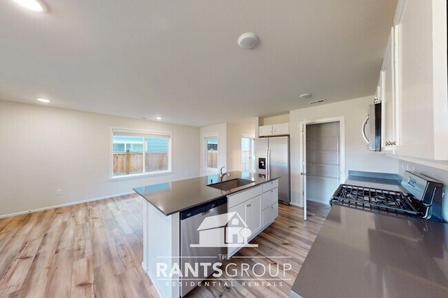 Building Photo - Great Location! Easy JBLM Commute!