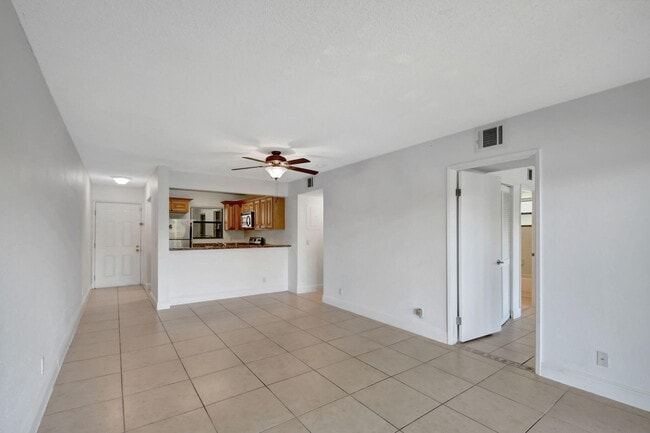 Building Photo - 1495 Lake Crystal Dr