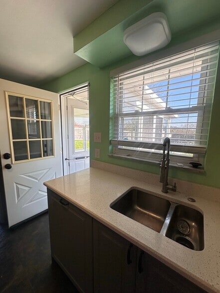 Building Photo - 206 Valley Vale Dr