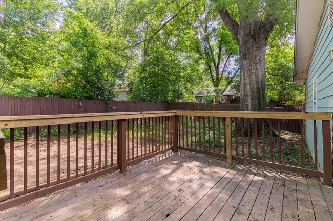 Building Photo - Conveniently located Midtown home - near h...