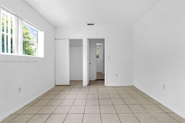 Building Photo - 2435 Plunkett St