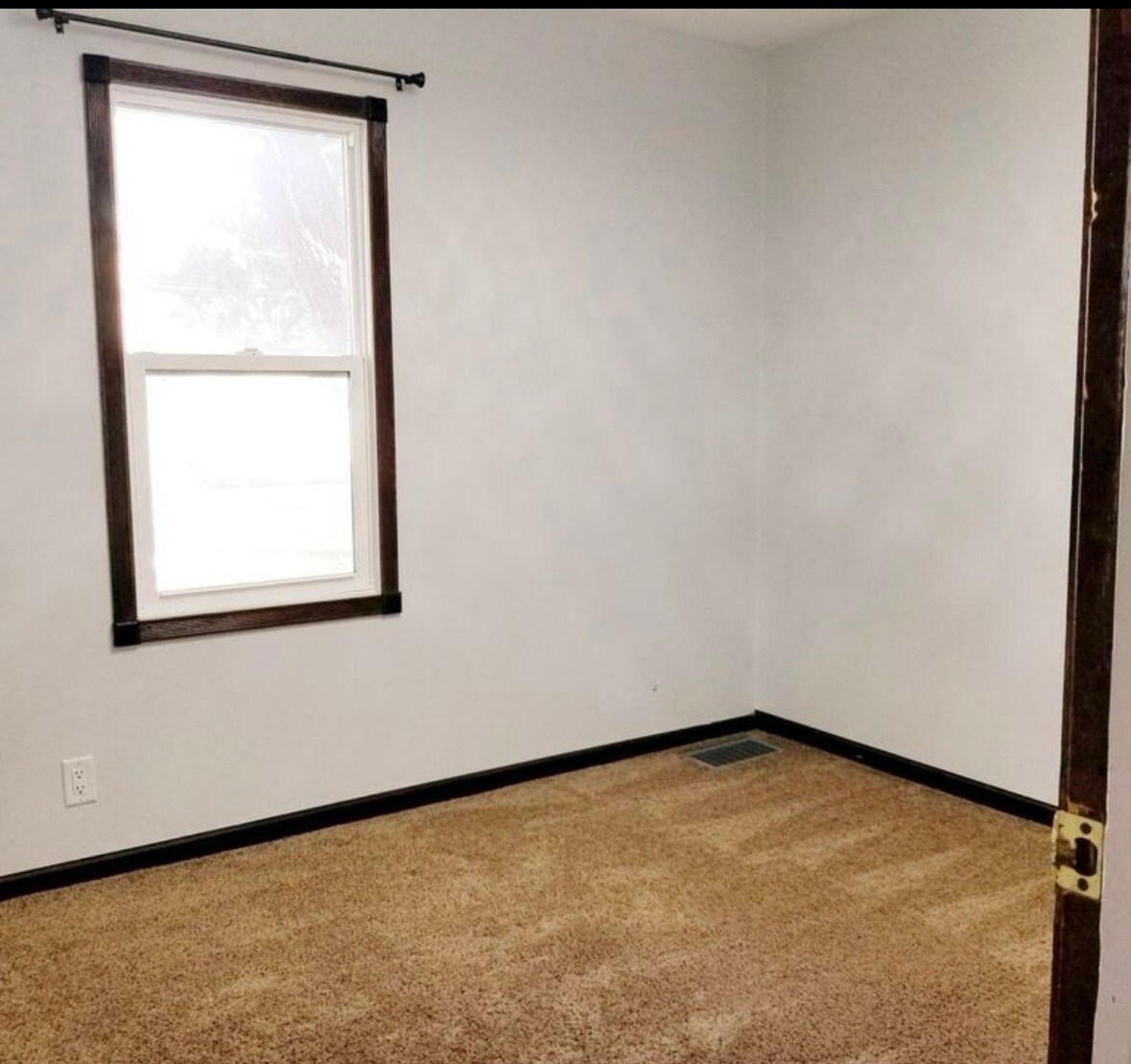 No carpet. Updated to LVT. - 2805 Washington St