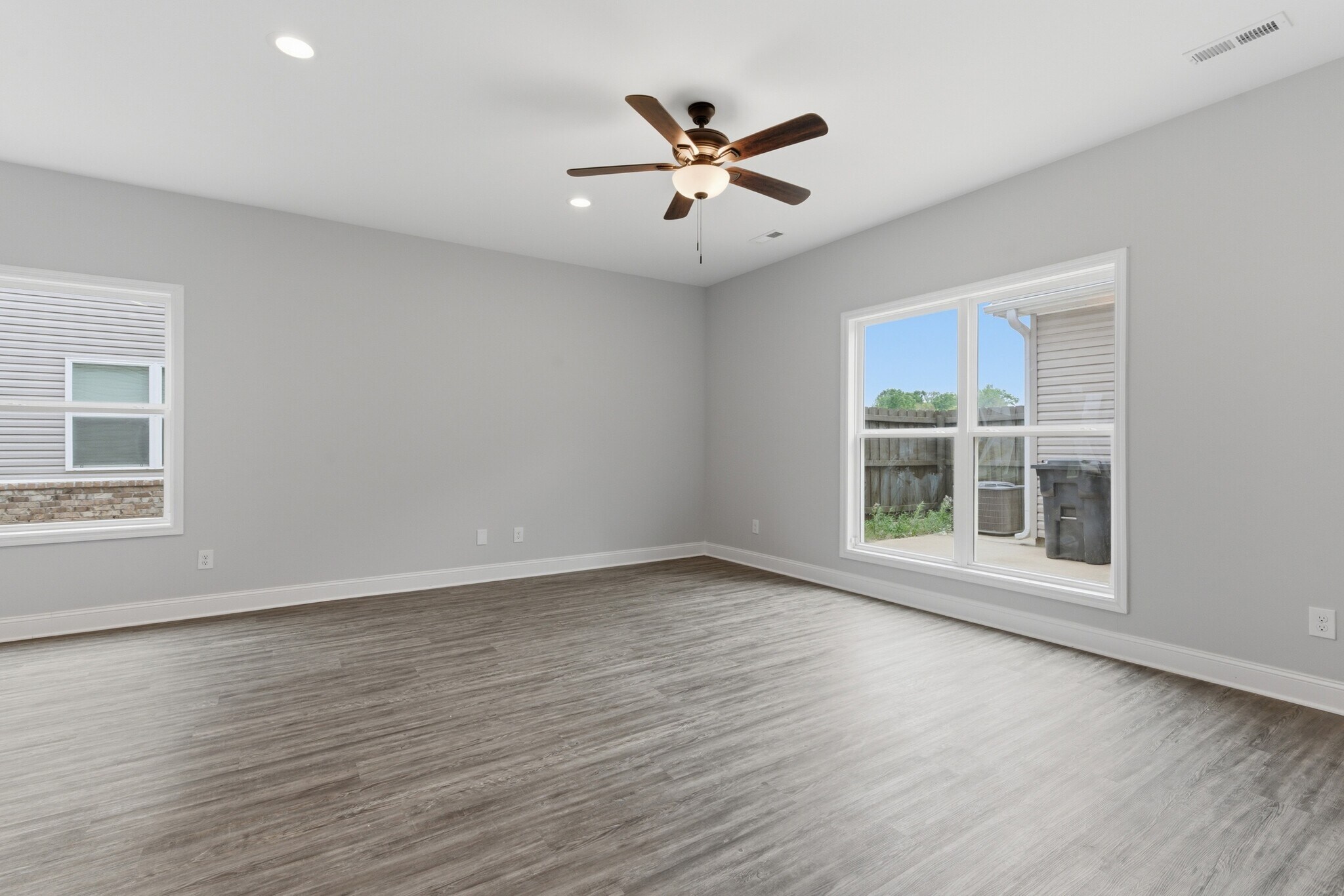 Building Photo - 3237 McClellan Way SE