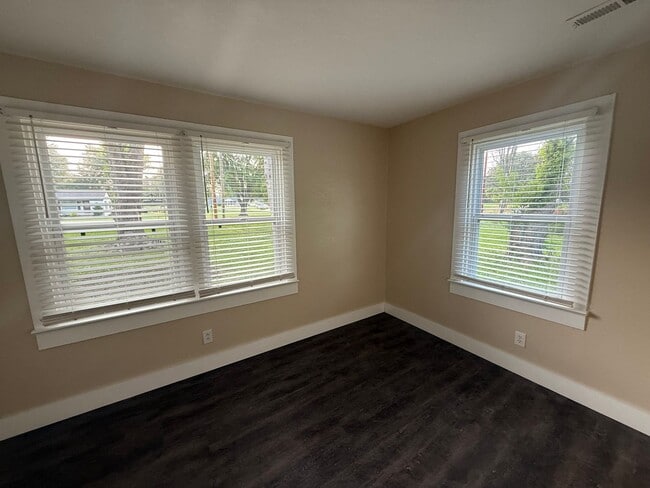 Building Photo - 2 Bed 1 Bath House with Office, Laundry Room and Garage