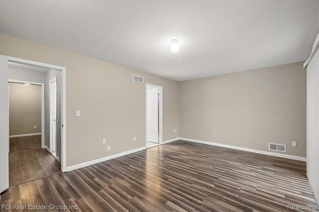 Building Photo - 1432 Oakbrook E Dr