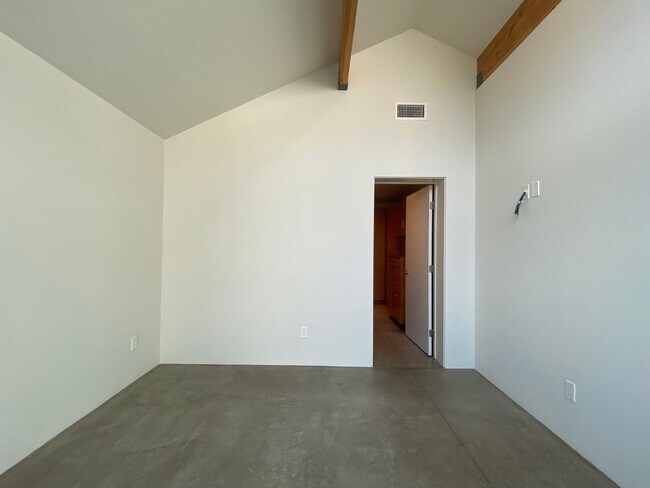 Building Photo - M340 - Miller