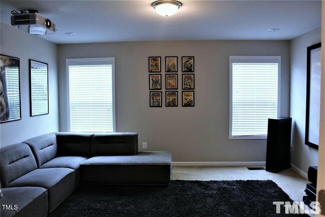 Building Photo - 5 Bedroom and a Bonus Room Single Family i...