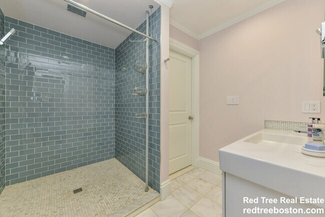 Building Photo - 214 Beacon St