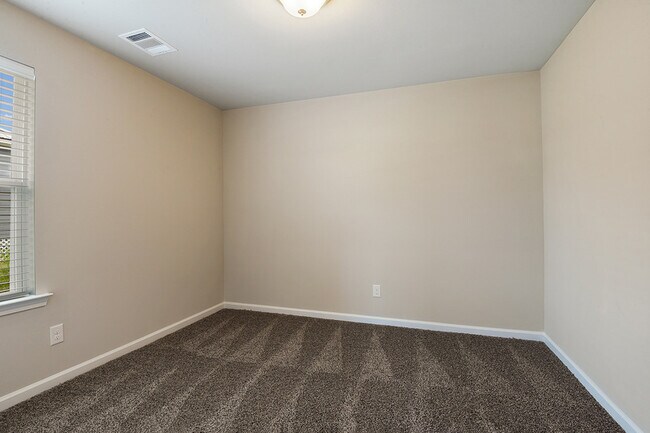 Building Photo - 42289 Warren Dr
