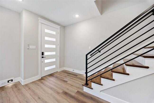 Building Photo - 4624 Mayflower St