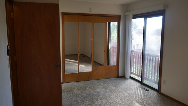 Building Photo - 4 Bed, 3 Bathroom House with Fenced in Bac...