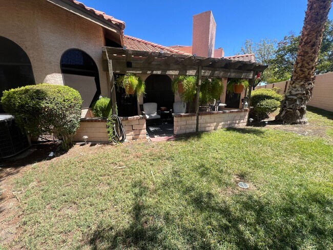 Building Photo - A Fabulous 2 Bedroom Single story Townhome Close to UNLV and Airport