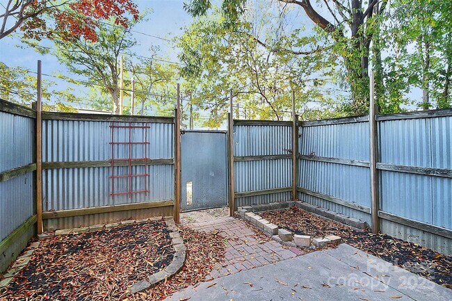 Building Photo - 2040 Atherton Heights Ln
