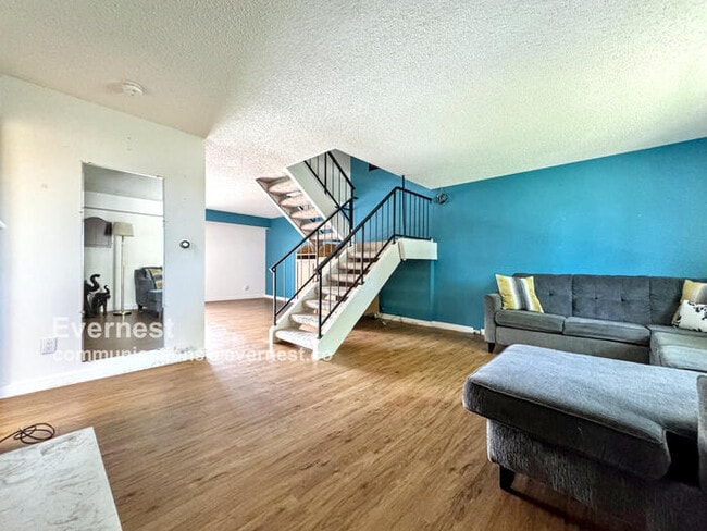 Building Photo - Lovely 3-Bedroom Townhome with Modern Comf...