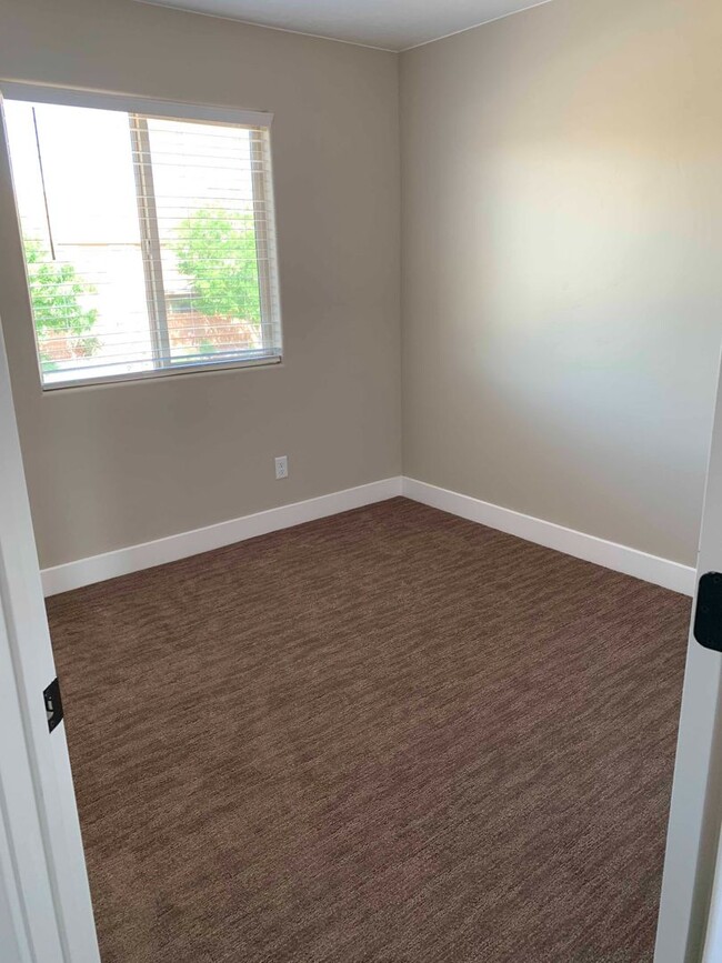 Building Photo - Desert Hills Townhomes, Location, location...