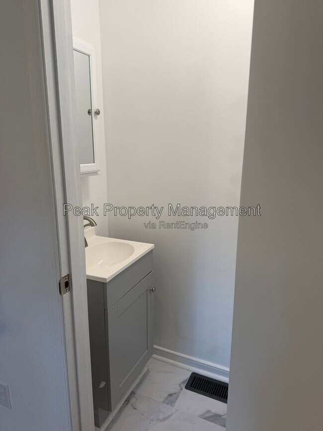 Building Photo - 2119 Woodmont Dr