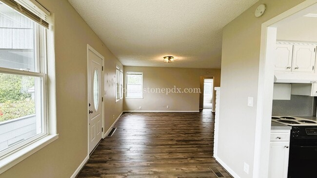 Building Photo - Lovely 3BD|1BA Home in Oregon City w/Basem...