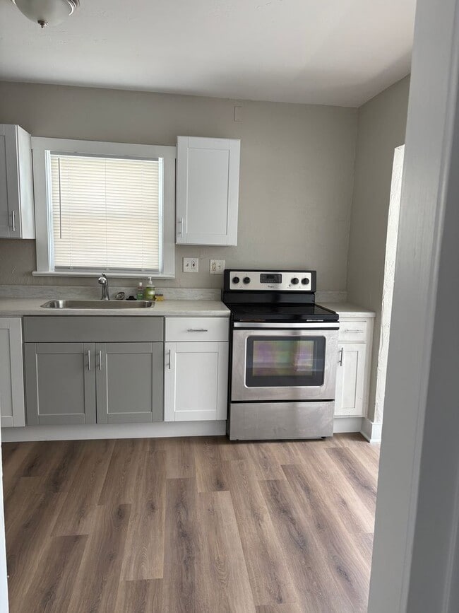 Building Photo - 3 Bedroom 1 Bath 2 Story Home