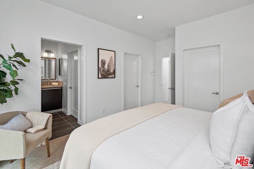 Primary Bedroom - 310 Washington Blvd