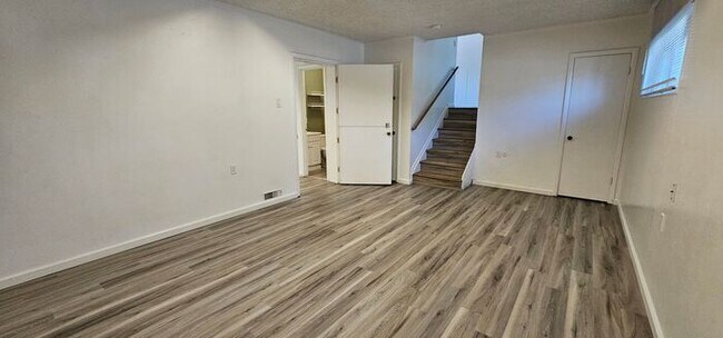 Building Photo - For Rent 3 bed 3 bath Plus 4th room or Off...