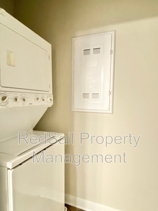 Building Photo - 520 Fishers Ct