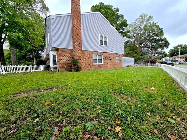 Building Photo - SPACIOUS 4 BED/2.5 TOWNHOME IN GREAT NECK!...