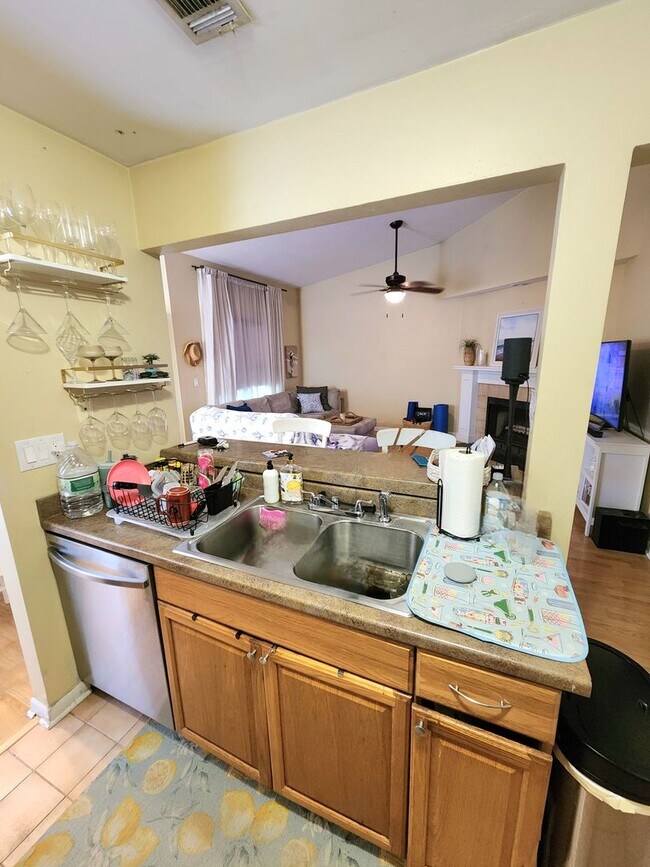 Building Photo - Top floor, corner unit condo off Shore Drive just two blocks from the bay!