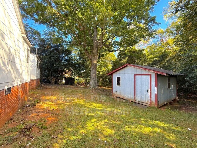 Building Photo - 629 Tuckaseege Rd