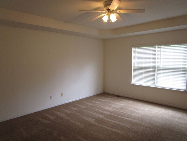 Building Photo - 5004-5006 Betty Jean Way