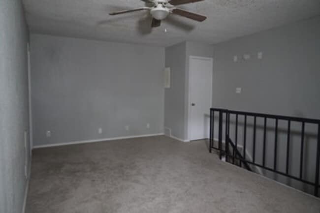 Building Photo - Wonderful 1-bedroom, 1.5-bath loft style c...