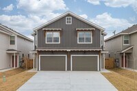 Building Photo - Like-New 3BR Duplex in Gated Community w/ Parks, Granite Kitchen & Private Yard