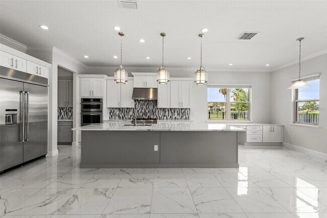 Building Photo - 10511 Royal Cypress Way