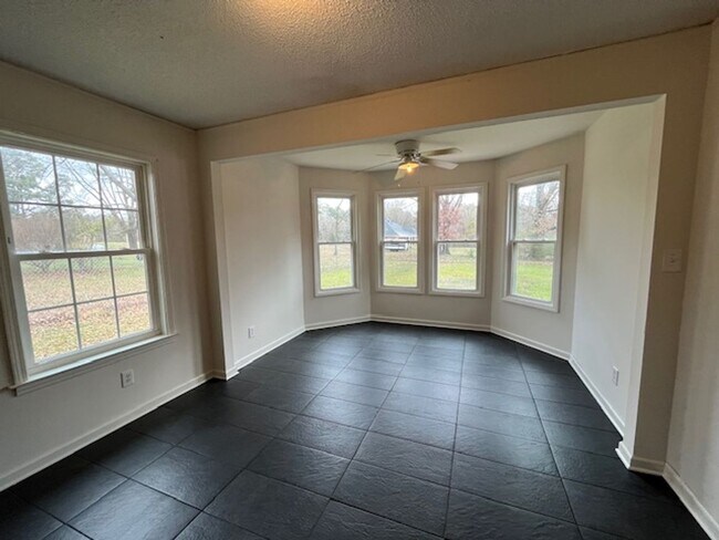 Building Photo - Renovated 3 Bedroom 2 Bath Home for Rent!!