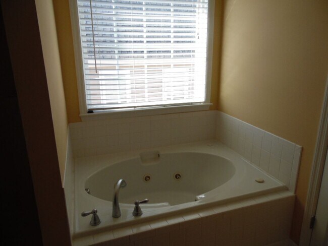 Building Photo - Stunning 4 bedroom with mother-in-law suite on main level