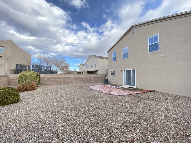 Building Photo - LOTS OF SPACE - LARGE 3 BR PLUS LOFT!