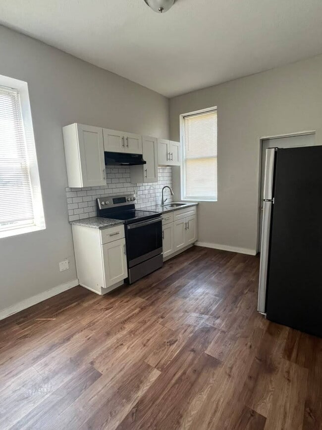 Building Photo - "Charming 4-Bed Duplex in St. Louis City 2nd Floor with Granite Countertops & Gleaming Hardwood F...