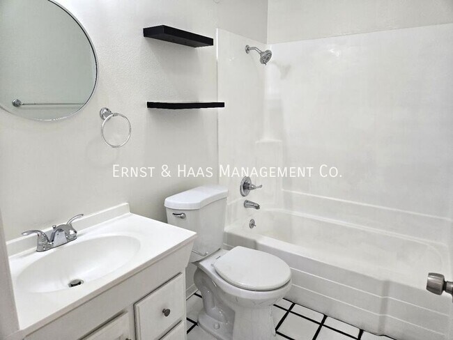 Building Photo - 17611 Regency Cir