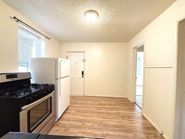 Building Photo - 560-564 S 600 E