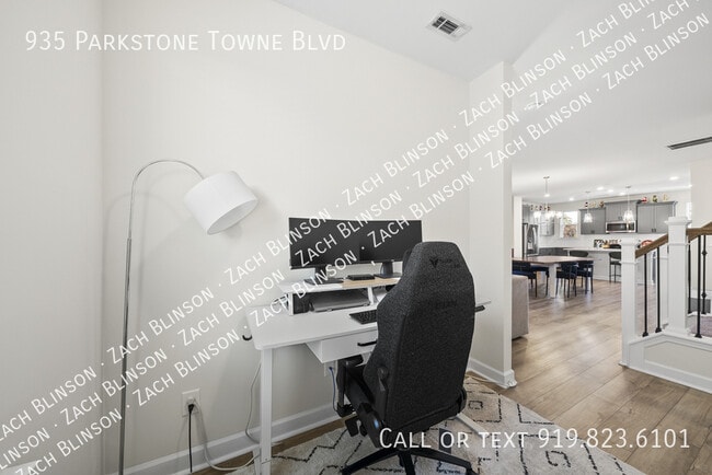 Building Photo - 935 Parkstone Towne Blvd