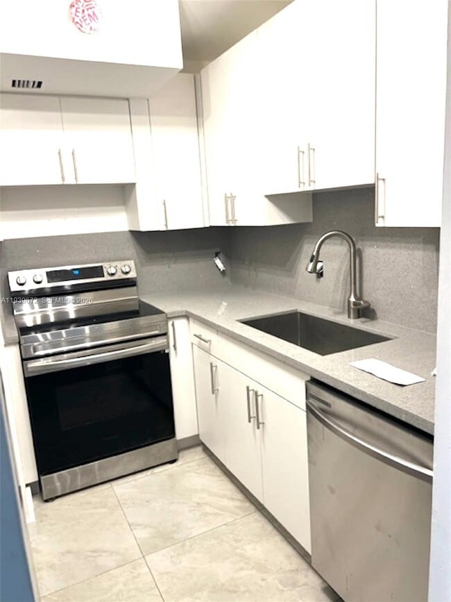 Building Photo - 13710 SW 90th Ave