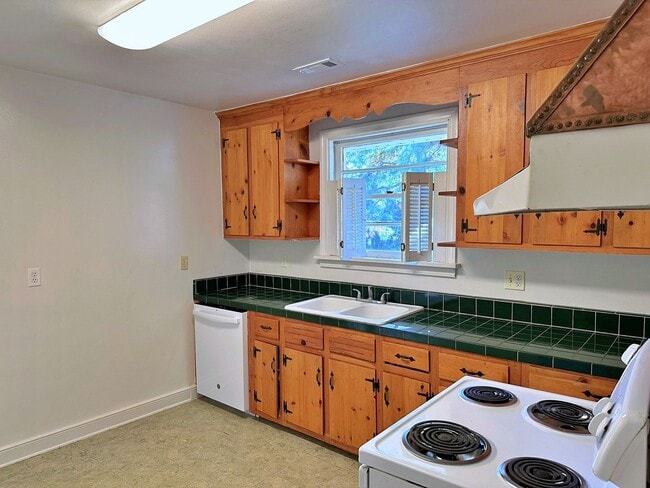 Building Photo - Cottage Rancher on Private Drive