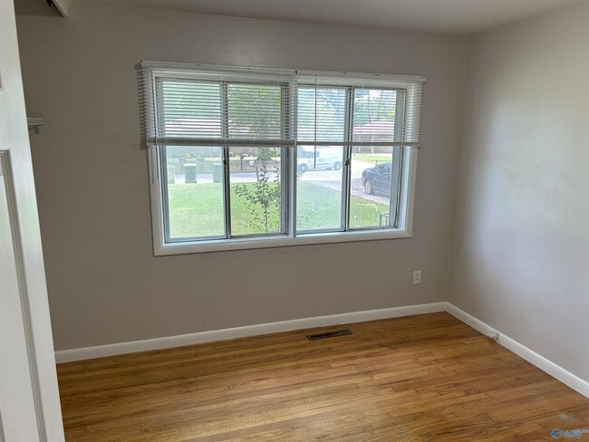 Building Photo - 1707 Buena Vista Cir SE