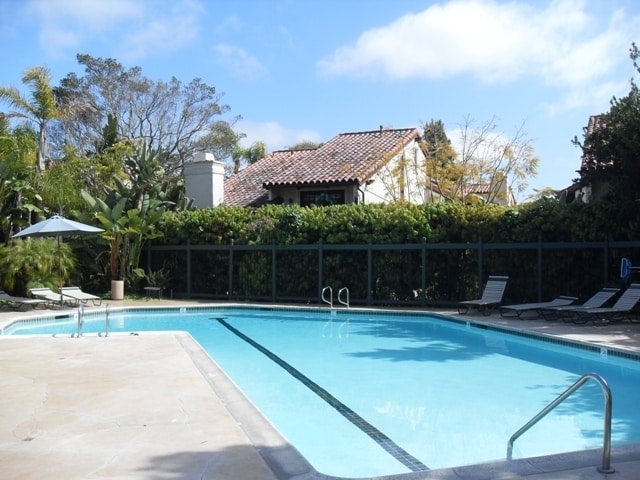 Building Photo - LA JOLLA - 2 Br + Den, Private End Unit To...