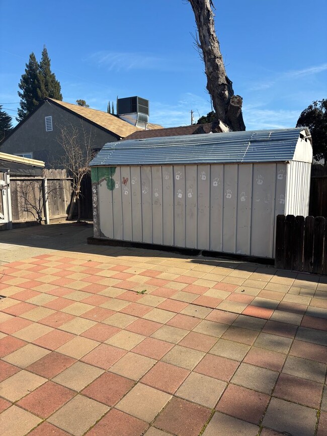 Building Photo - 2 BR 1 BA house with Bonus Room in Yuba City  AVAILABLE NOW!