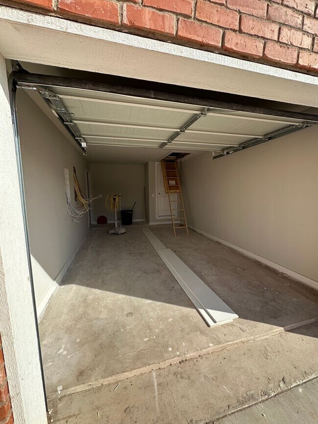 Building Photo - Modern Living Starts Here — Pre-Leasing at Hampton Hills!