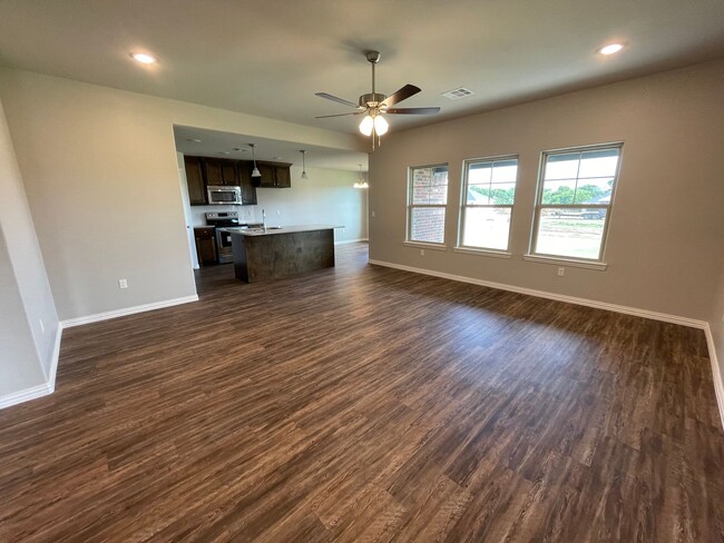 Building Photo - Beautiful 3 bedroom 2 Bath Home Close to L...