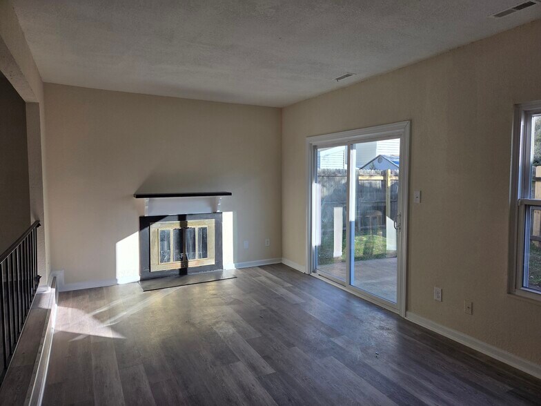 Building Photo - 1100 Clear Springs Rd