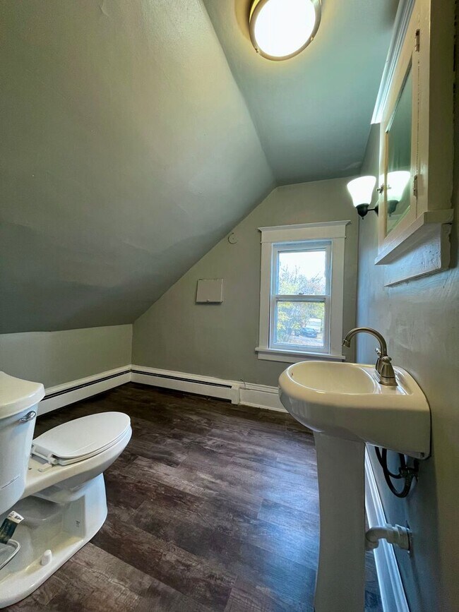 Building Photo - Newly renovated 5 Bedroom 1.5 Bathroom Home in Minneapolis!