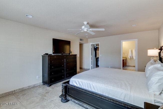 Building Photo - 6768 E Grandview Dr